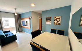 Apartamento completo, 3 quartos com ar condicionado, churrasqueira na sacada, piscina no cond, ao lado da Praia Grande e na cara do gol para a centralidade comercial turística do itaguá!